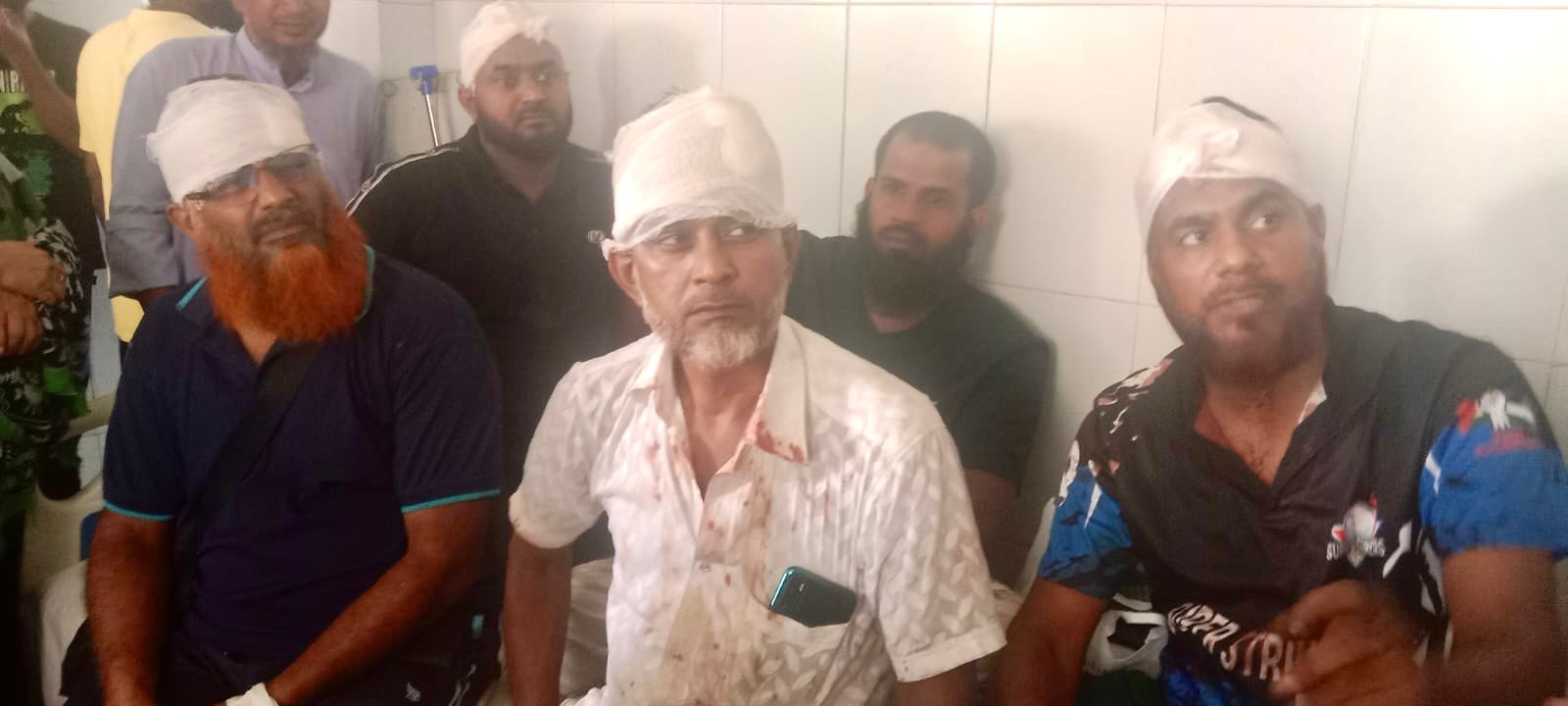 পবায় পাইপ লাইন বসানো নিয়ে দুই পক্ষের সংঘর্ষে আহত ৬