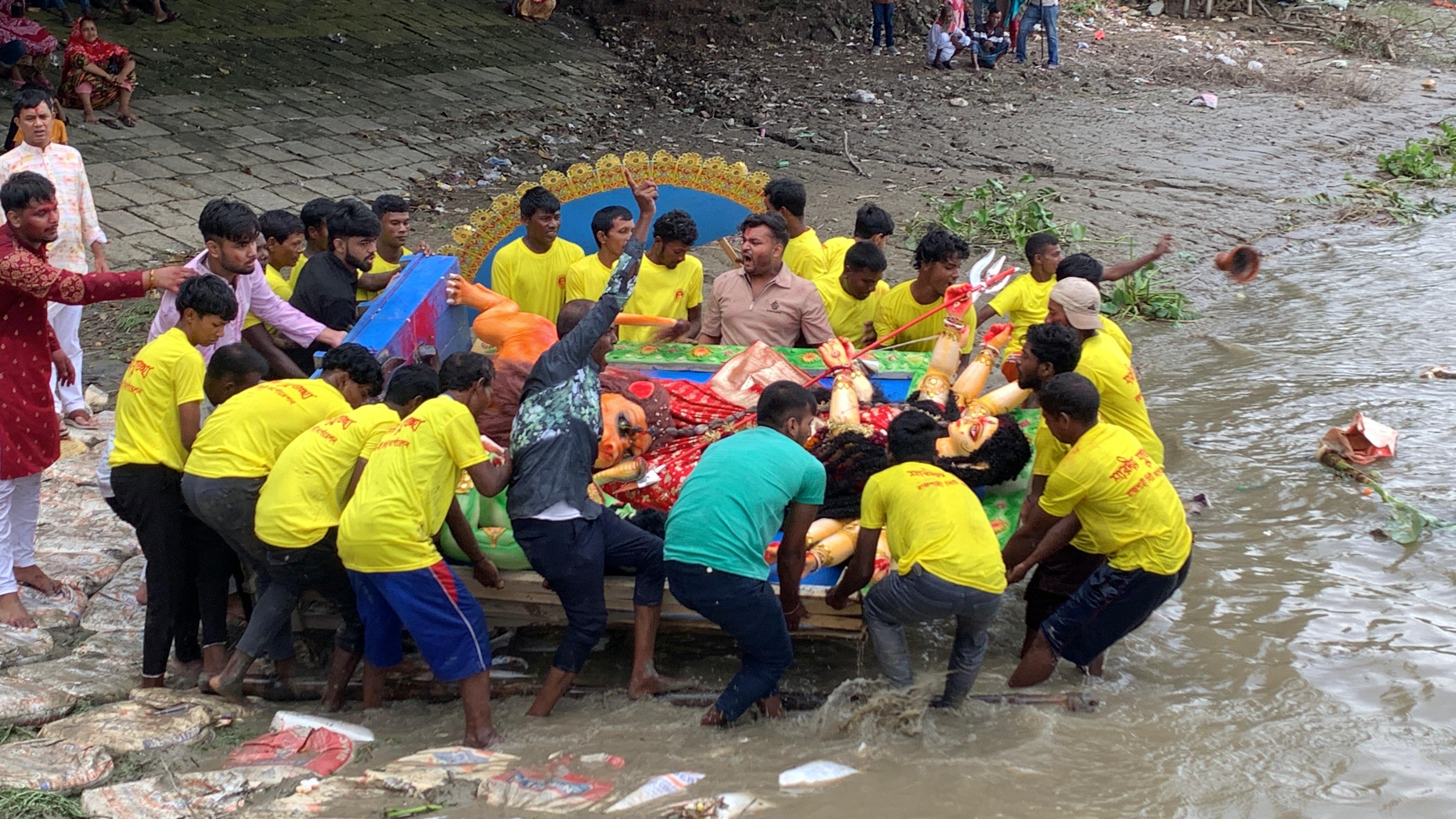 ভক্তদের চোখে জল, কৈলাসে ফিরলেন দেবী দুর্গা