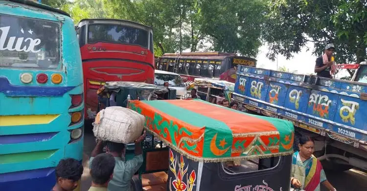 খেতুরীধামে ভক্ত-দর্শনার্থীর ভিড়ে সড়কে ৪ কিলোমিটার যানজট
