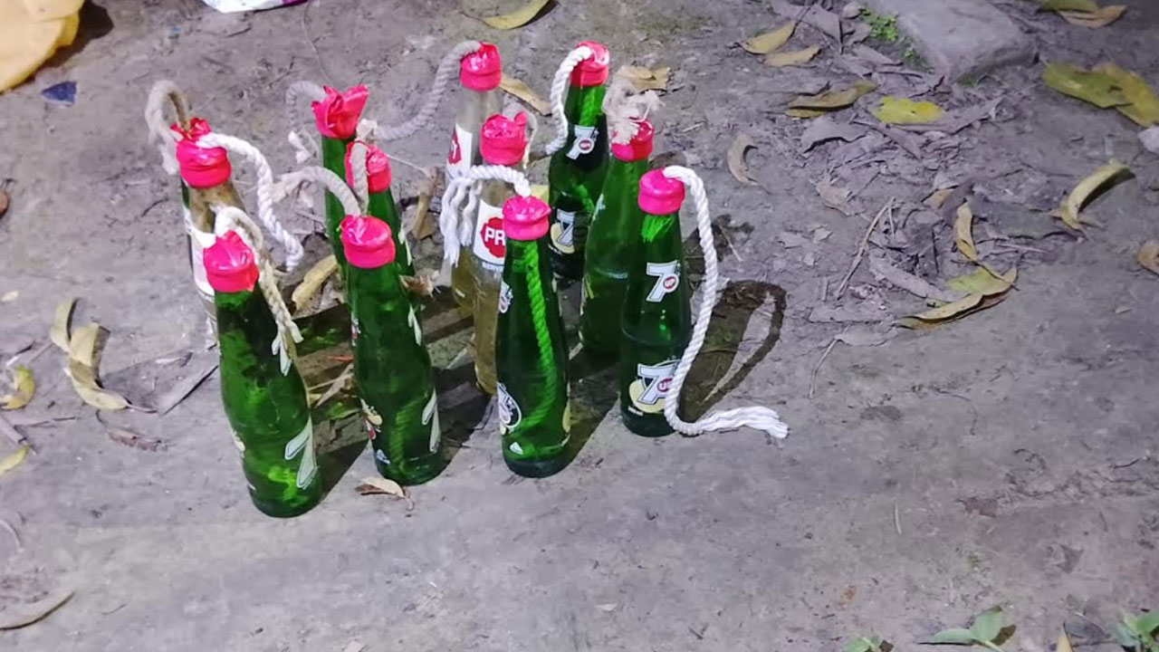 রাজশাহীতে পেট্রলবোমা ও ককটেল উদ্ধার