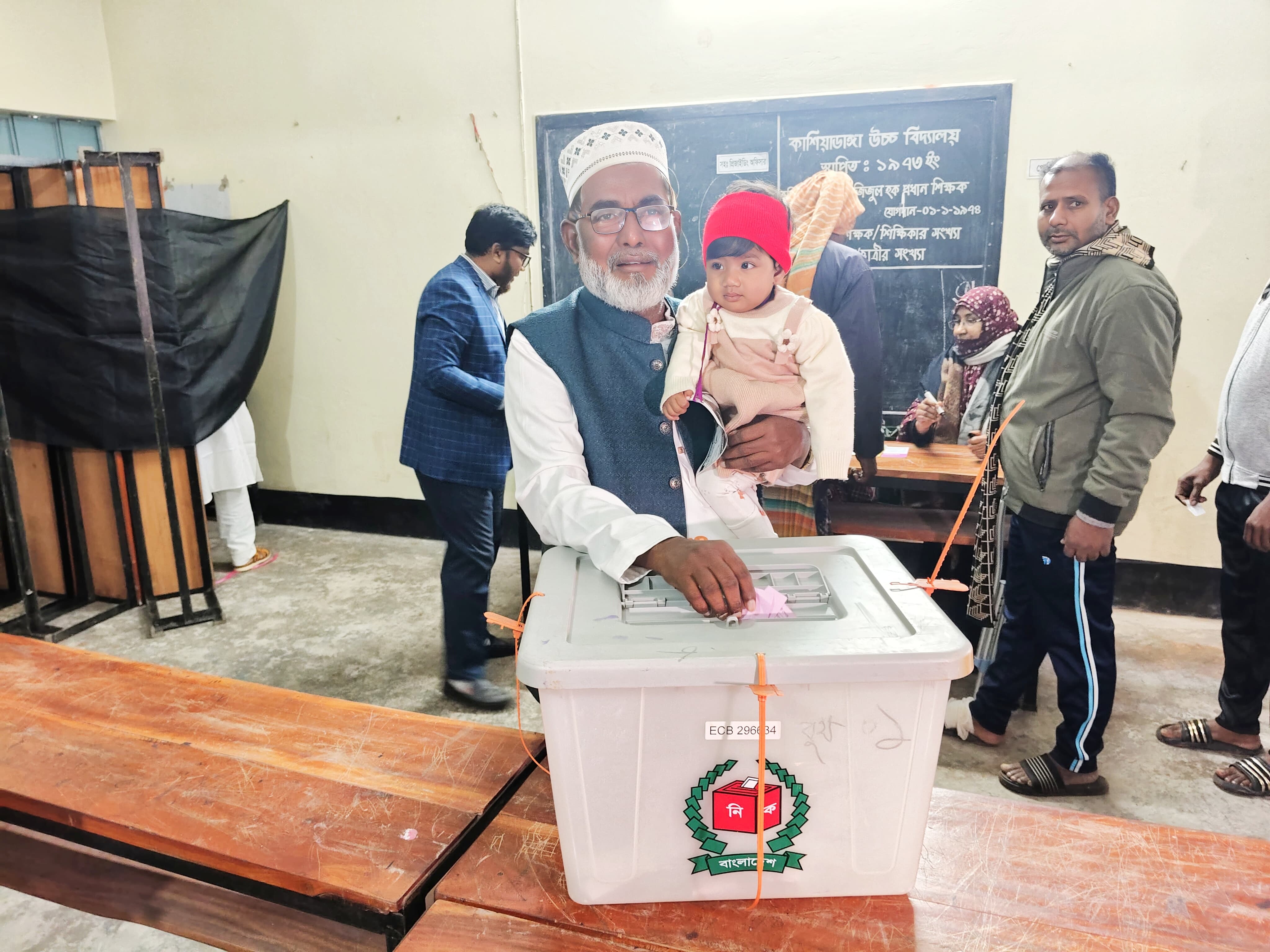 রাজশাহী-৩ আসনে ভোট দিলেন দাঁড়িপাল্লার প্রার্থী আবুল কালাম আজাদ