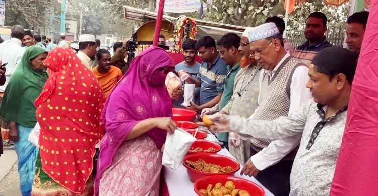 এক টাকায় ইফতার বিতরণের ব্যতিক্রমী উদ্যোগ 
