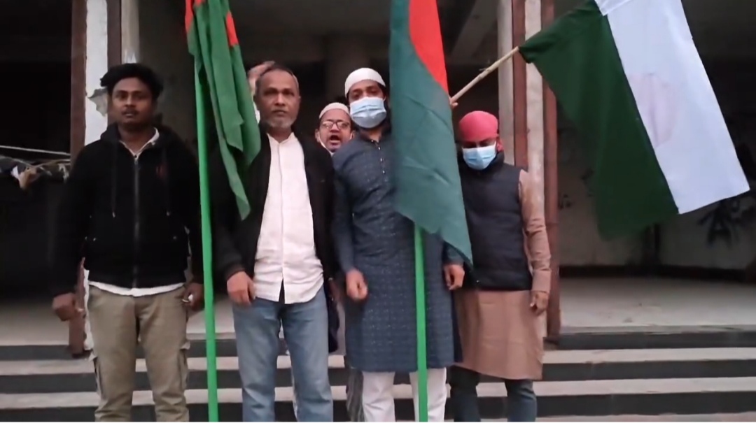 নওগাঁয় আ.লীগ কার্যালয়ের সামনে ‘জয় বাংলা’ স্লোগান