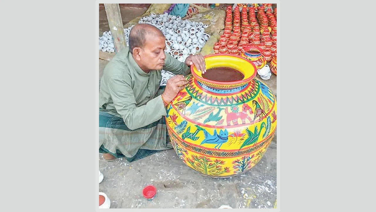   বিলুপ্তির পথে রাজশাহীর শতবছরের ঐতিহ্য বাহারি রঙের শখের হাঁড়ি