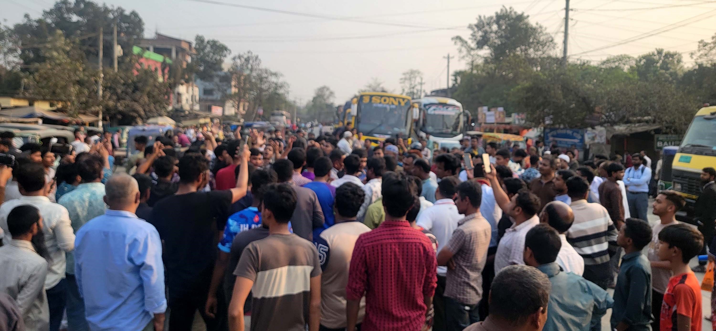 কলেজ ছাত্রের আত্নহত্যার প্রতিবাদে শিক্ষার্থীদের মহাসড়ক অবরোধ