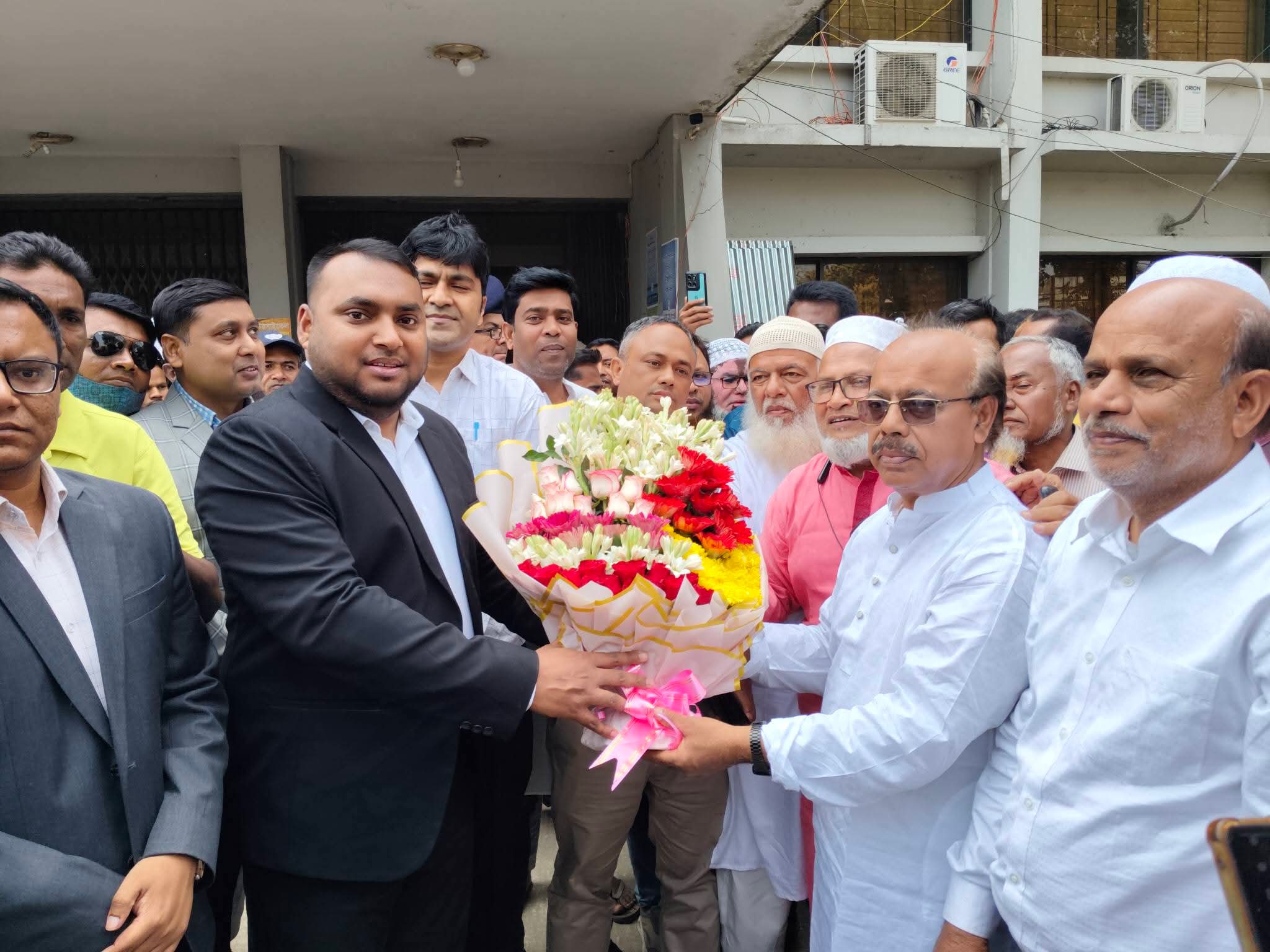 মতবিনিময় সভায় এমপিকে বরণ করলো উপজেলা প্রশাসন