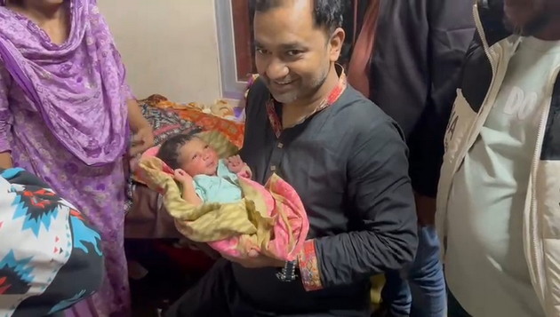 মানবিকতায় উপহার নিয়ে নবজাতক ও মায়ের পাশে যুবদল নেতা ডিকো