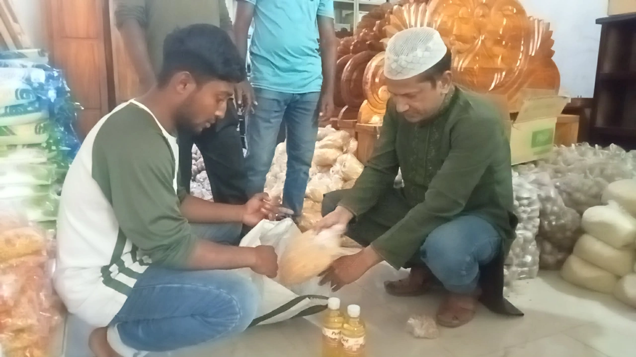 ২ টাকায় মিলছে আলুসহ নিত্যপণ্য
