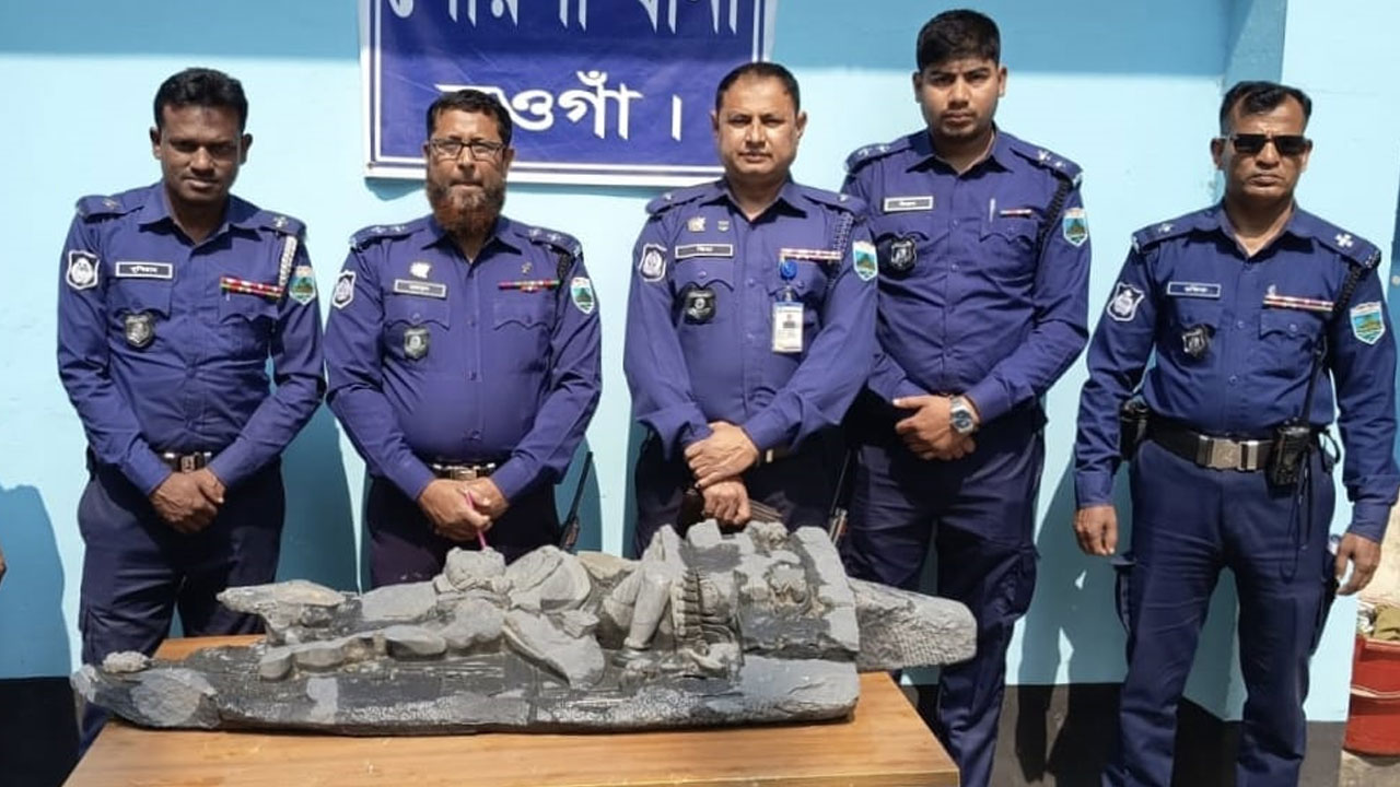 নওগাঁয় কবরস্থানে মিলল ১৩৭ কেজি ওজনের কষ্টি পাথরের মূর্তি