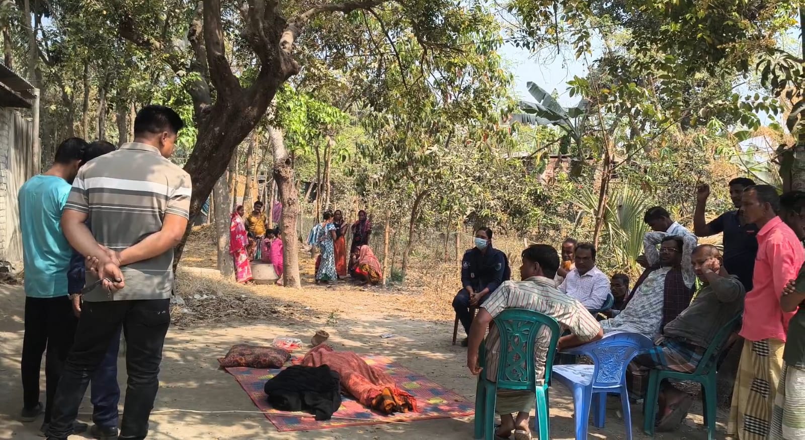 নওগাঁয় গৃহবধূকে পিটিয়ে হত্যায় স্বামী আটক
