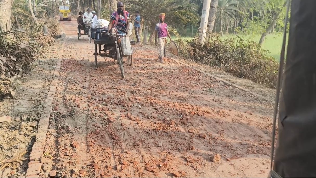 লালপুরে গ্রামীণ সড়ক সংস্কারে অনিয়মের অভিযোগ