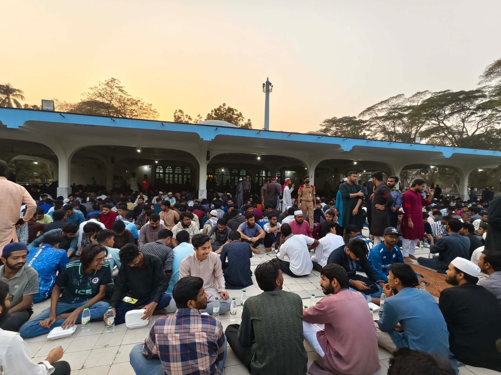 ১৬ হাজার শিক্ষার্থীকে নিয়ে রাবি প্রশাসনের গণ-ইফতার