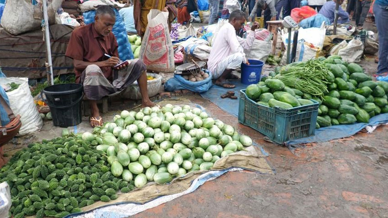 মহাস্থান হাটে সবজির দরপতন
