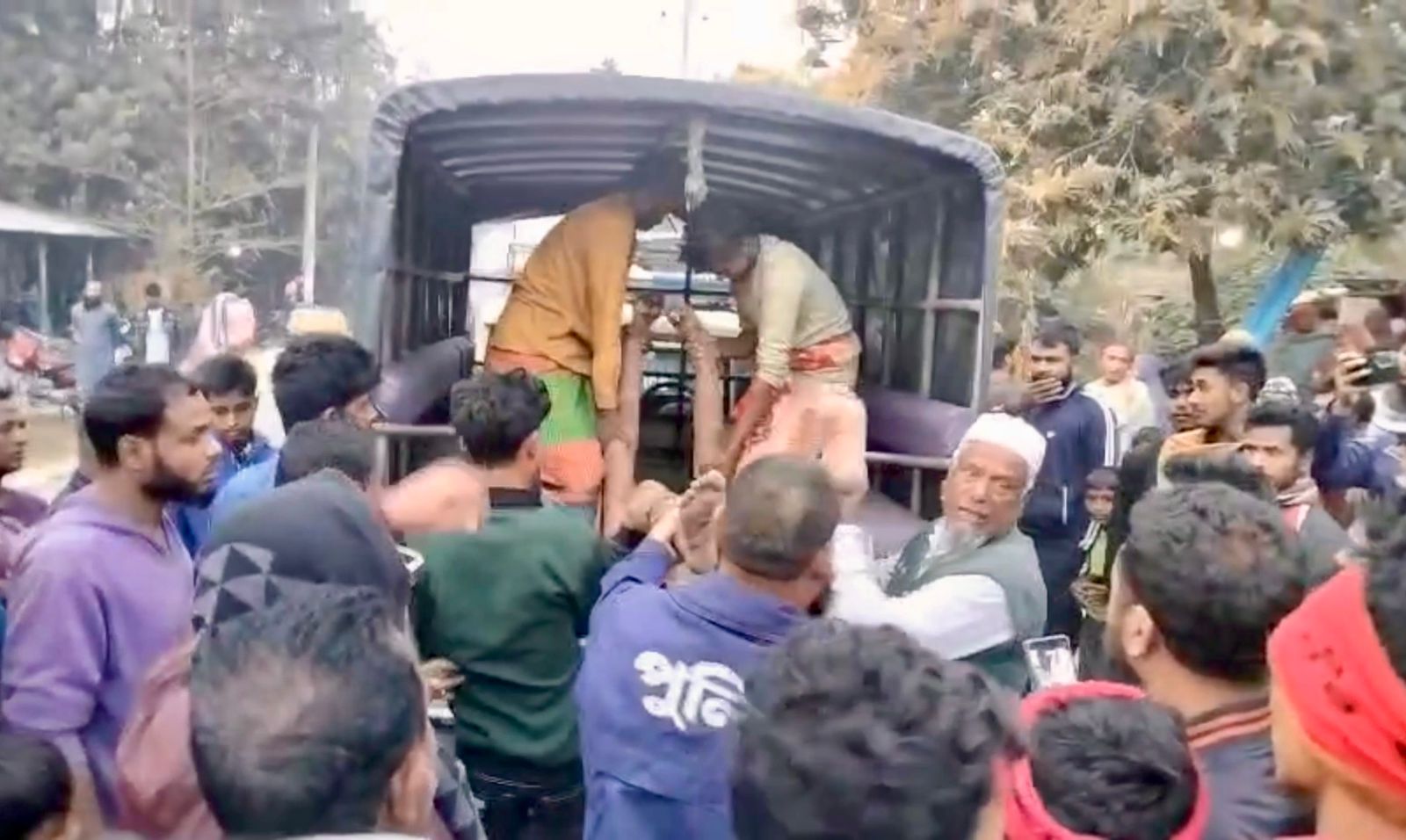 পুঠিয়ায় ডাকাত সন্দেহে গণপিটুনিতে একজন নিহত, আহত ৭ 