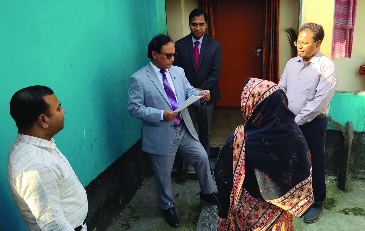লালপুরে ফ্যামিলি কার্ড পাইলটিংয়ের অগ্রগতি পরিদর্শনে বিভাগীয় কমিশনার