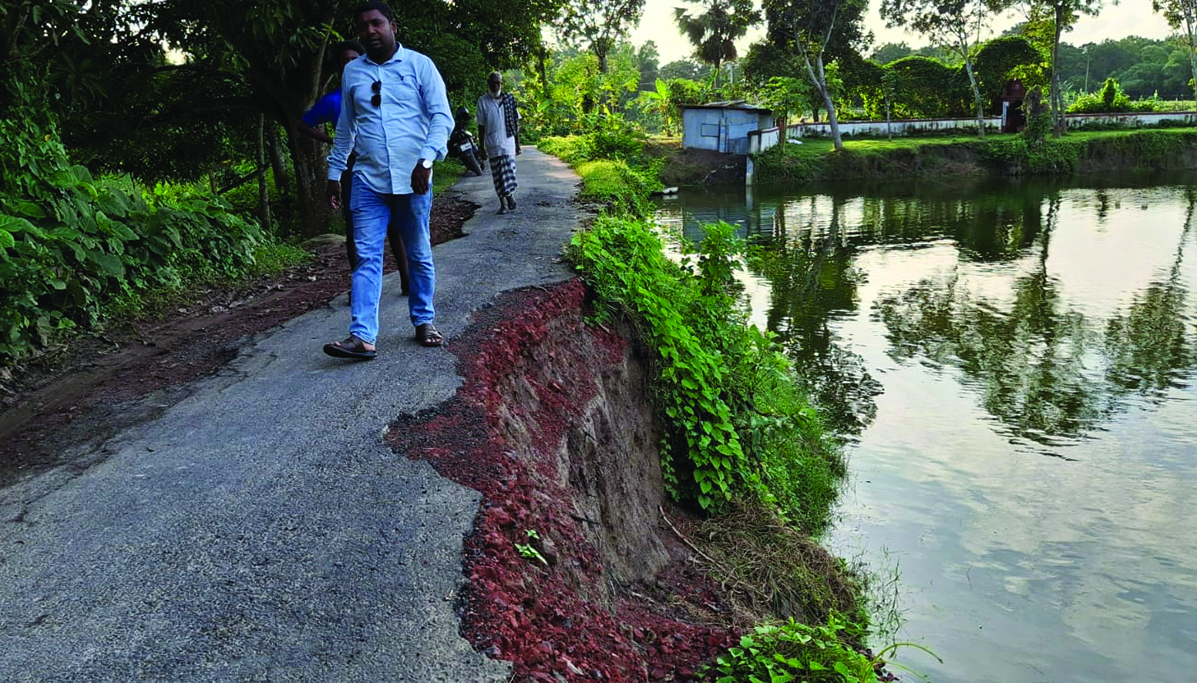 বড়াইগ্রামে প্রভাবশালীর পুকুরে গিলে খাচ্ছে জনবহুল রাস্তা 