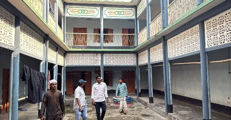 ঐতিহ্যবাহী পোরশা মুসাফিরখানা যেন মানবিকতার পরশমনি