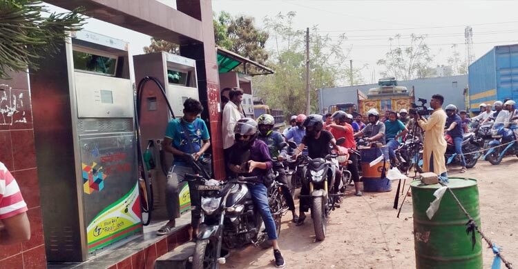 পেট্রোল পাম্পে হুড়োহুড়ি, তিনশ টাকার বেশি তেল পাচ্ছেন না গ্রাহকরা