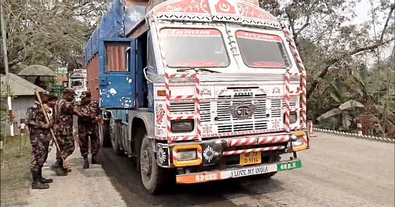 সোনামসজিদ স্থলবন্দরে তেল পাচাররোধে ভারতীয় ট্রাকে তল্লাশি