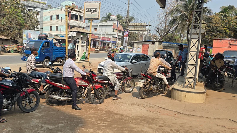 নওগাঁর পাম্পে বাড়তি চাপ, সংকটের আশঙ্কায় আগেভাগেই ট্যাংক পূর্ণ করছেন চালকরা