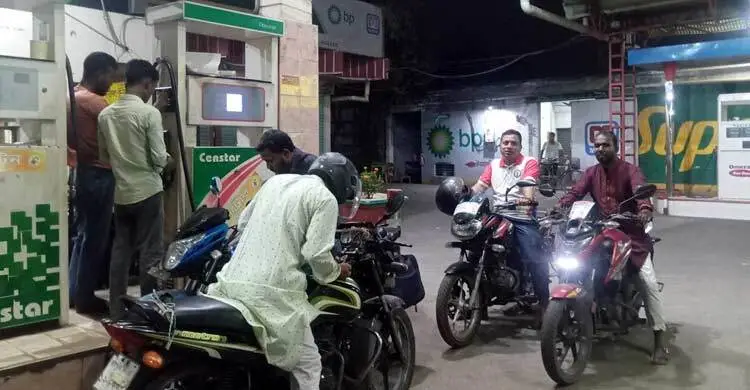দুই লিটার নয়,  বিক্রি হচ্ছে ২০০ টাকার পেট্রোল
