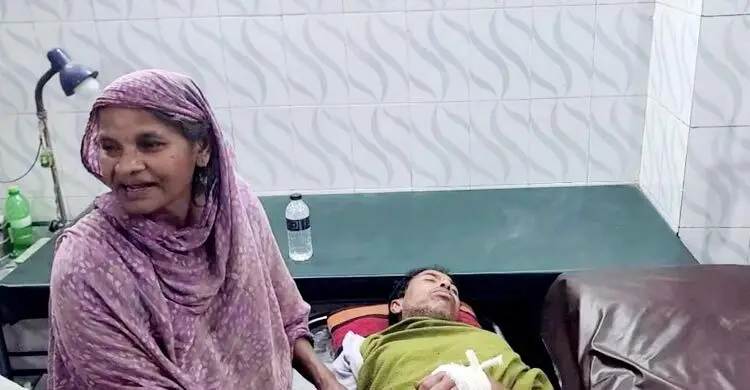 নাটোরে মেয়েকে উত্ত্যক্তের প্রতিবাদ করায় বাবার হাত ভেঙে দিয়েছে বখাটেরা