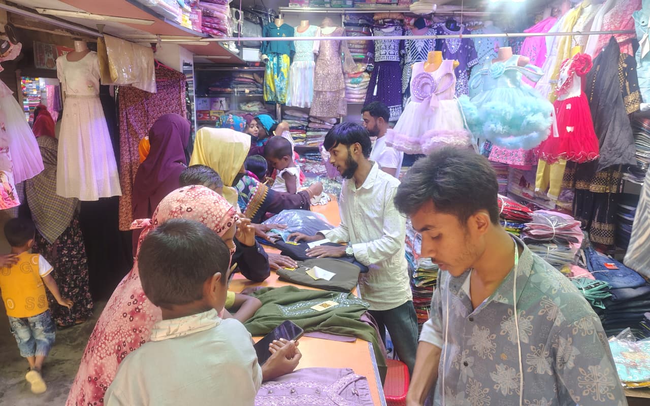 ঈদ কেনাকাটায় জমে উঠছে তানোরের বাজার