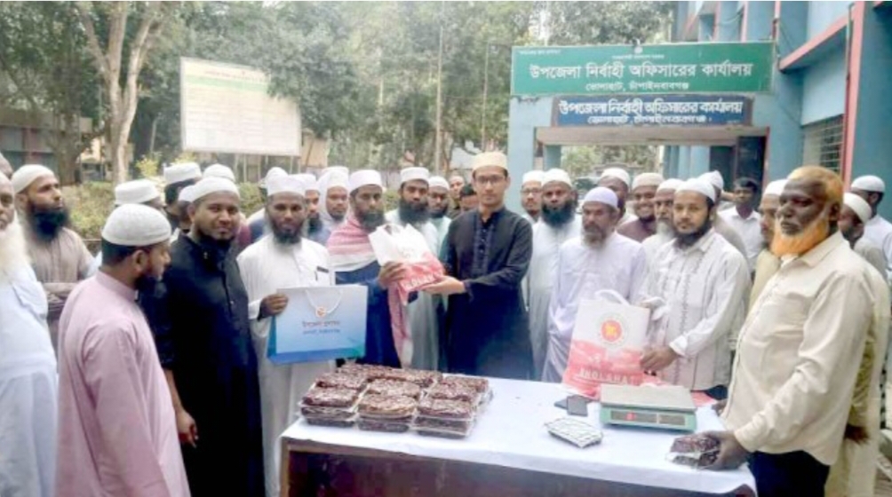 ভোলাহাটে সৌদির উপহারের খেজুর পেল ৪২ মাদ্রাসা 
