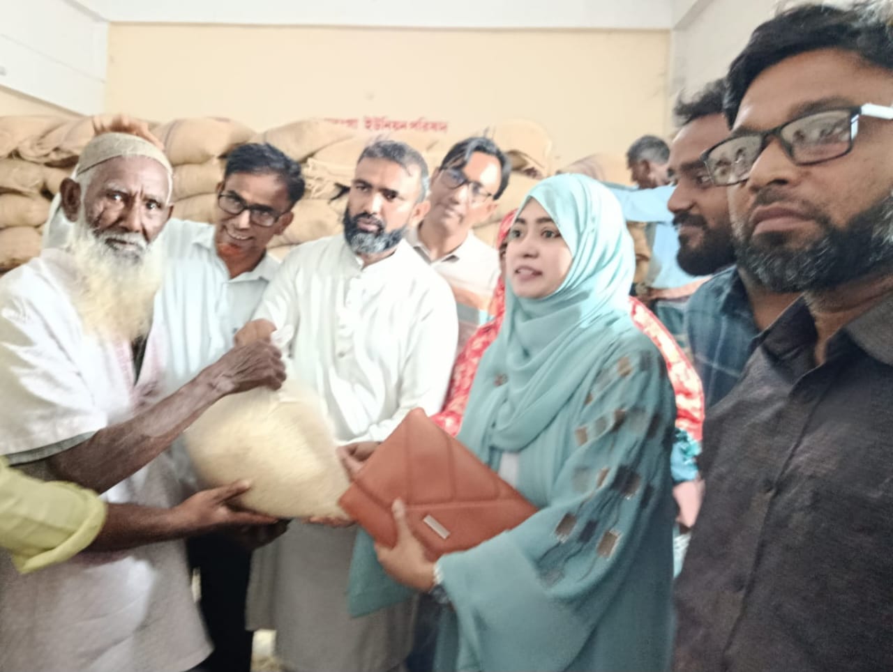 সলঙ্গা ইউনিয়নে ভিজিএফ'র চাল বিতরণ