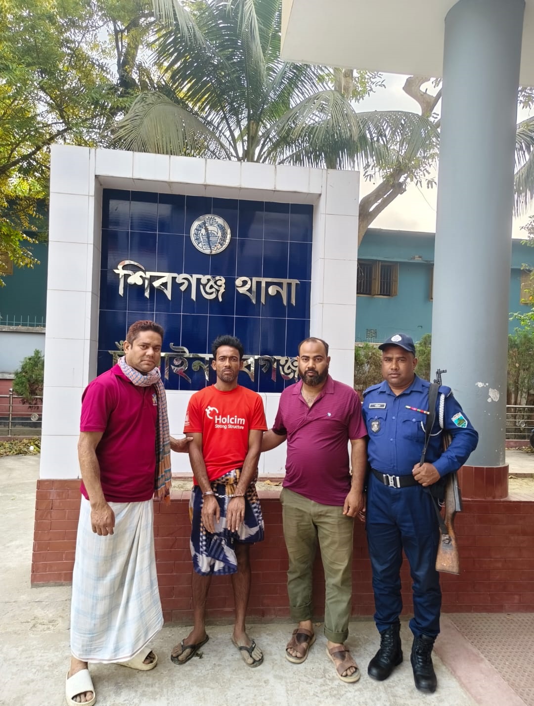  শিবগঞ্জে কৃষক সেজে পাঁচ মামলার আসামিকে গ্রেপ্তার 