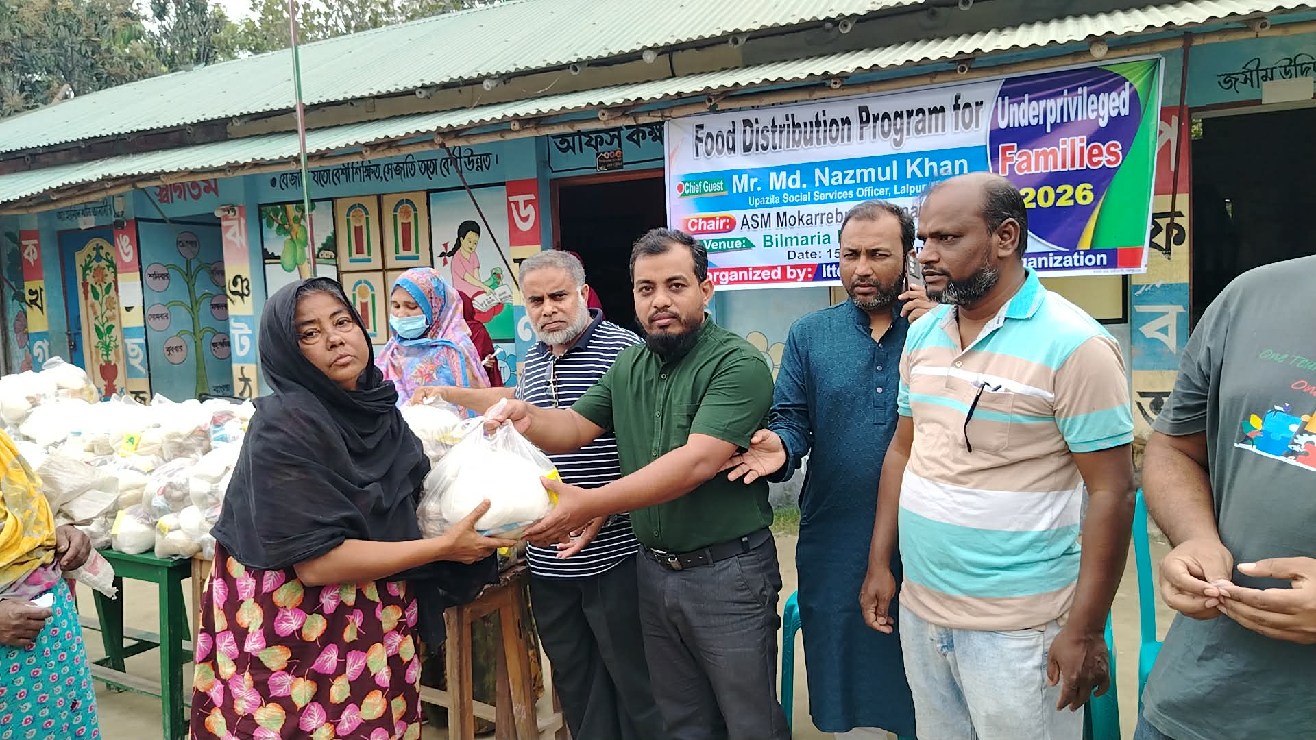 লালপুরে ইত্তেহাদ সমাজকল্যাণ সংস্থার খাদ্য সামগ্রী বিতরণ