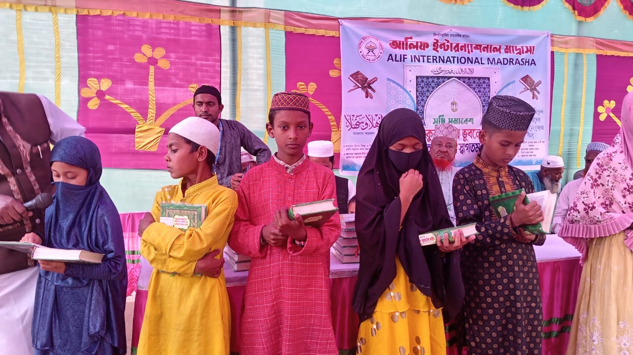  ঘোড়াঘাটে আলিফ ইন্টারন্যাশনাল মাদ্রাসায় কুরআন বিতরণ