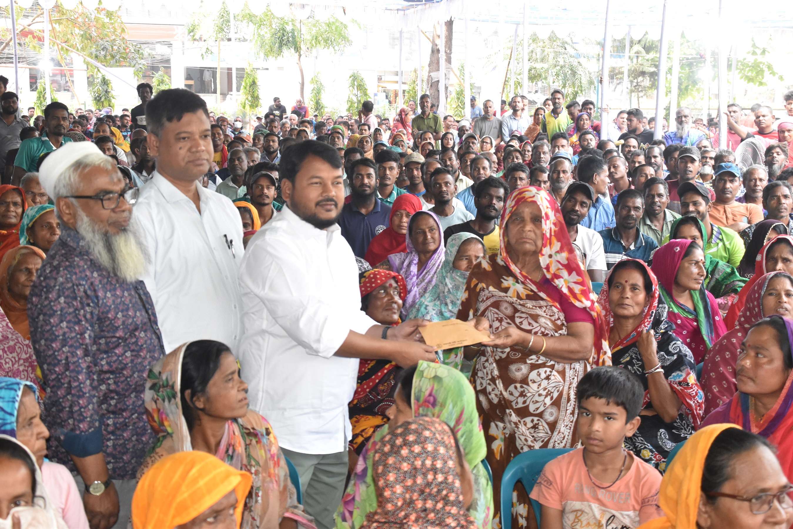 প্রধানমন্ত্রীর ঈদ উপহার পেলেন রাসিকের সহস্রাধিক পরিচ্ছন্নতা কর্মী