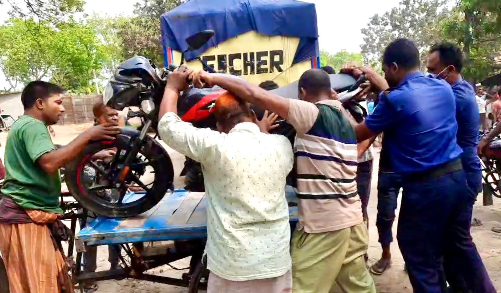 পুঠিয়ায় ট্রাকচাপায় প্রাণ গেলো বাবা-ছেলের