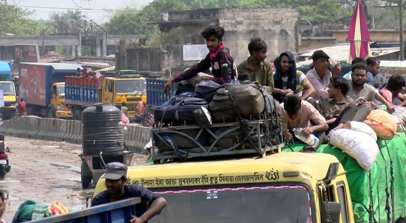 রাজশাহীর বানেশ্বরে সংস্কারের নামে রাস্তা বন্ধ, ঈদযাত্রায় ভোগান্তি