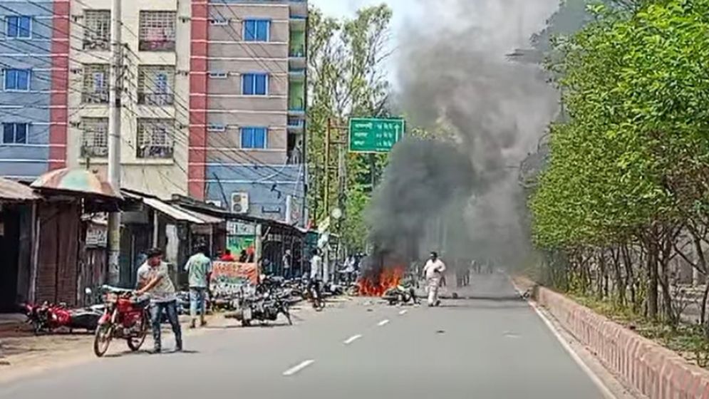 বিএনপির অফিস-মিছিলে হামলায় আহত ২৫, ৬ মোটরসাইকেলে আগুন
