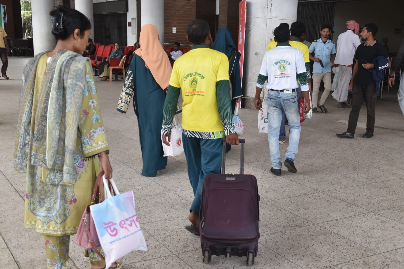 ট্রেন যাত্রীদের সহায়তায় ব্যতিক্রমী  উদ্যোগে প্রশংসায় ভাসছেন রাসিক প্রশাসক