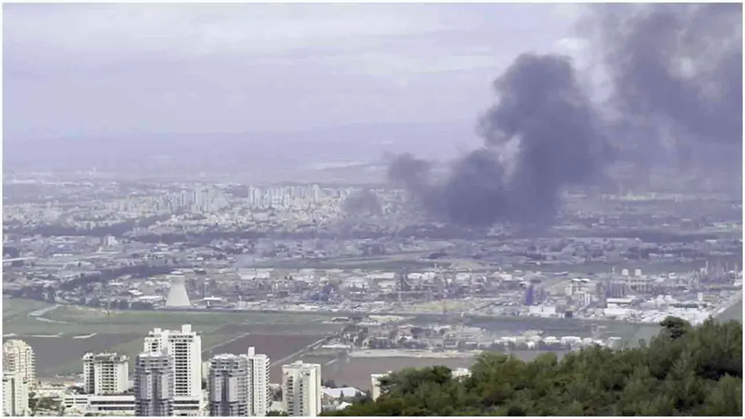 ইরানের ক্ষেপণাস্ত্র হামলায় ইসরায়েলে তেল শোধনাগারে ভয়াবহ আগুন