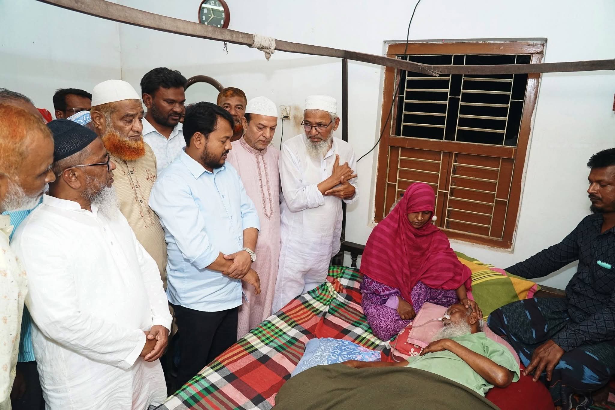 অসুস্থ্ আয়নাল মন্ডলের শয্যাপাশে রাসিক প্রশাসক