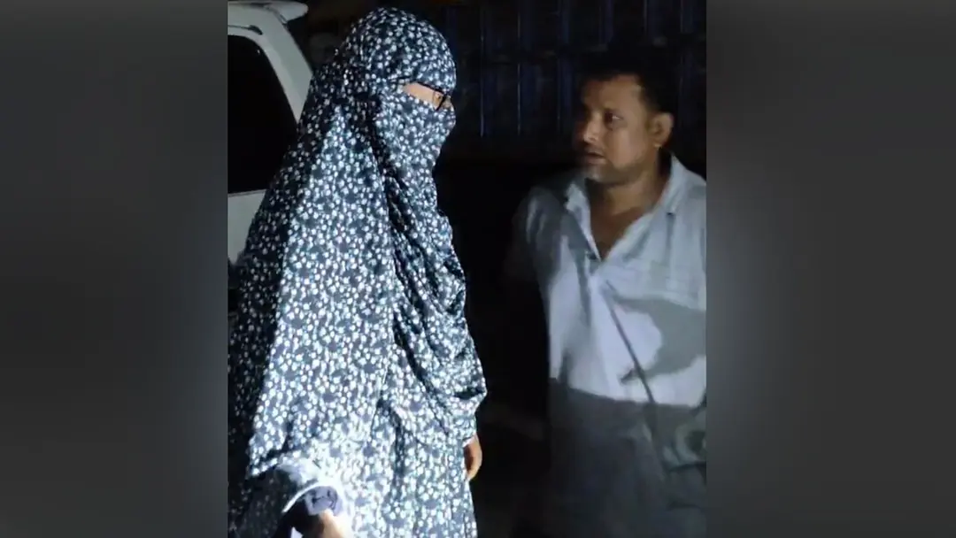 নওগাঁয় নারী সেজে তেল নিতে গিয়ে ধরা পড়লেন যুবক