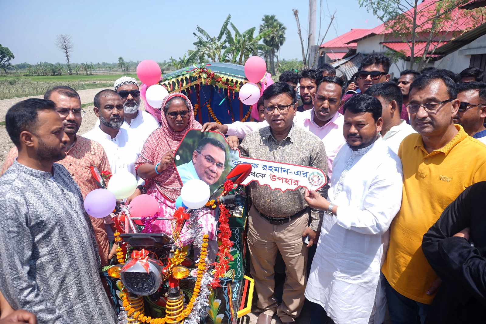রাজশাহীর অসহায় টুলি বেগমের কাছে উপহার পাঠালেন প্রধানমন্ত্রী