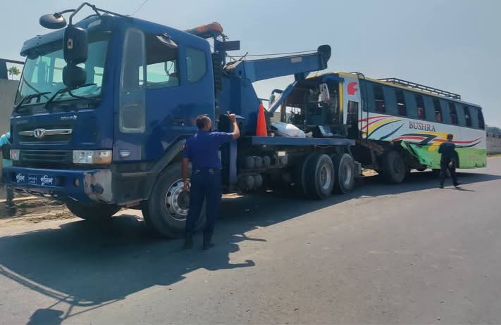 সিরাজগঞ্জে যাত্রীবাহী বাস উল্টে ৩ জন নিহত আহত ১০