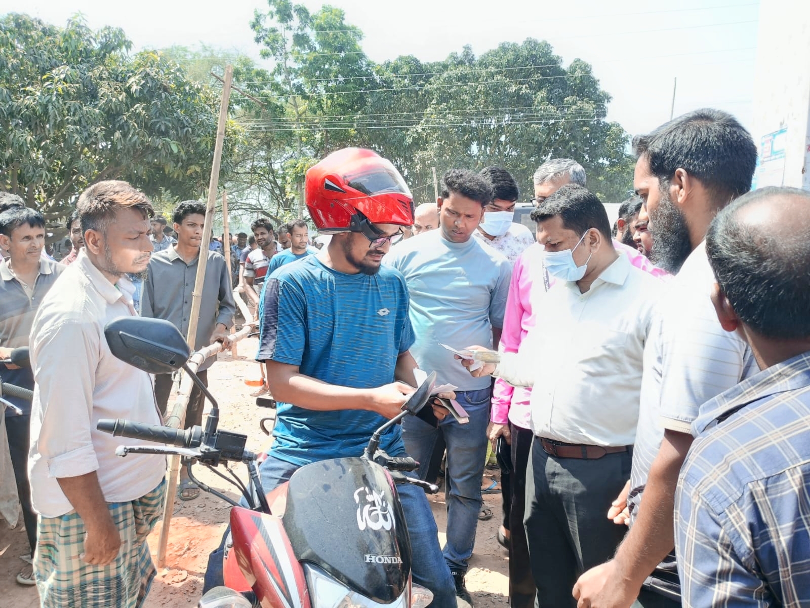  তেল বিক্রিতে কঠোর নজরদারির মাধ্যমে মোবাইল কোর্টে ১২ মামলা