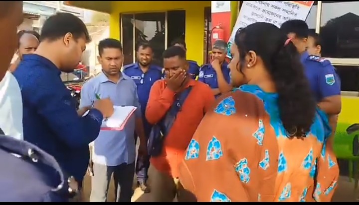   তেল নিতে এসে পুলিশকে ঢিল ছোড়ায় জরিমানা