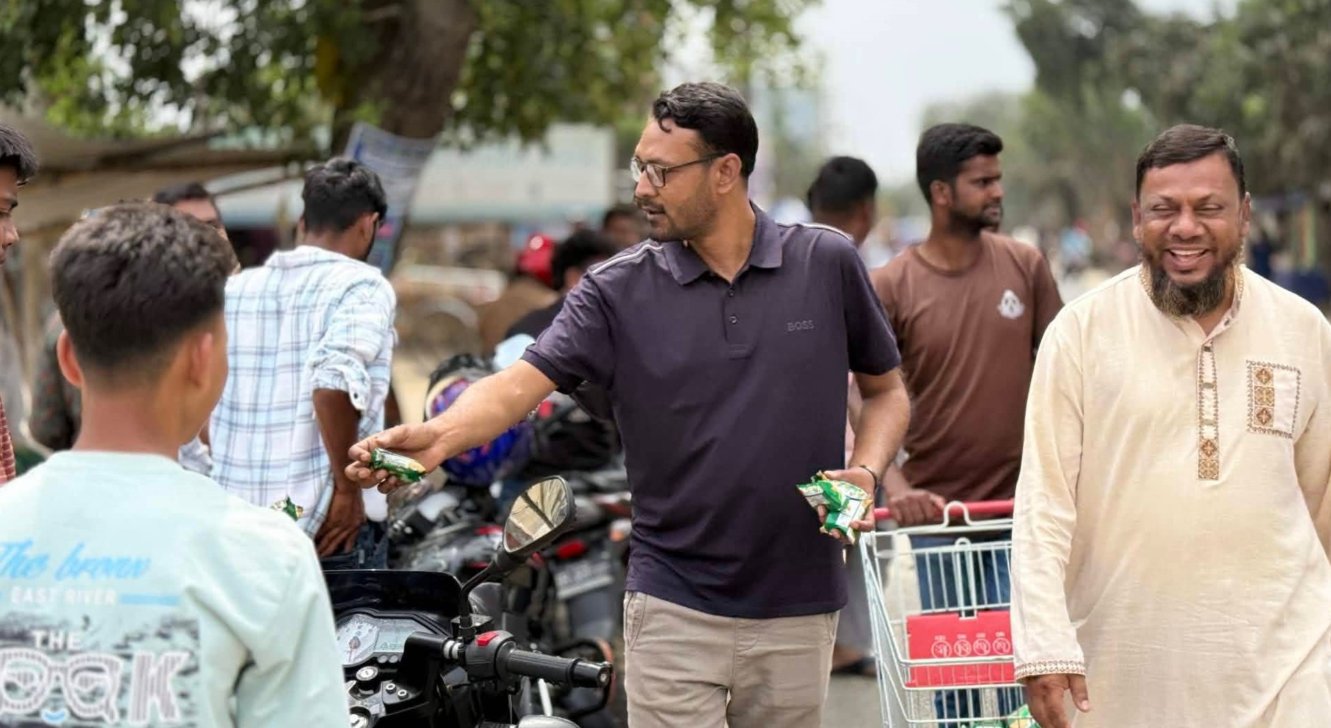 সাপাহারে তেলের দীর্ঘ লাইনে তৃষ্ণার্তদের মাঝে সরবত ও শুকনা খাবার বিতরণ