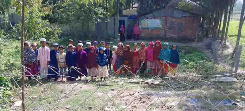 মান্দায় হাফেজিয়া মাদ্রাসার সামনে বেড়া দেয়ায় বিপাকে শতাধিক শিক্ষার্থী