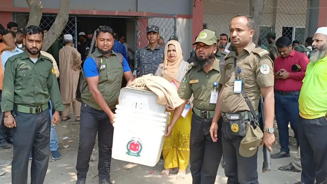 বগুড়া-৬ উপনির্বাচন বৃহস্পতিবার, কেন্দ্রে পৌঁছেছে ভোটের সরঞ্জাম