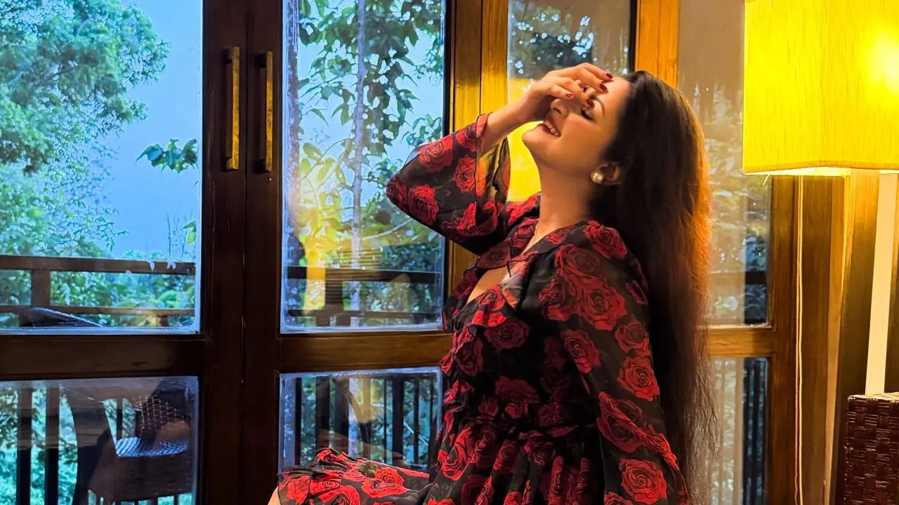 হঠাৎ রহস্যময়ী লুকে পরীমণি!