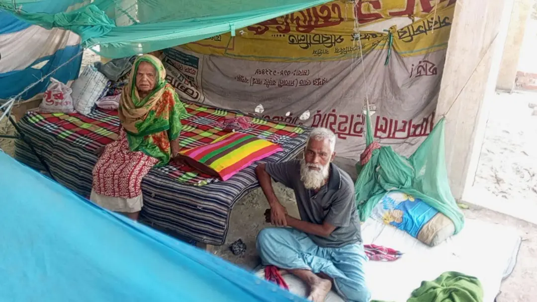 প্যারালাইজড ছেলে নিয়ে অসহায় ৮০ বছরের সালেহা বেওয়া