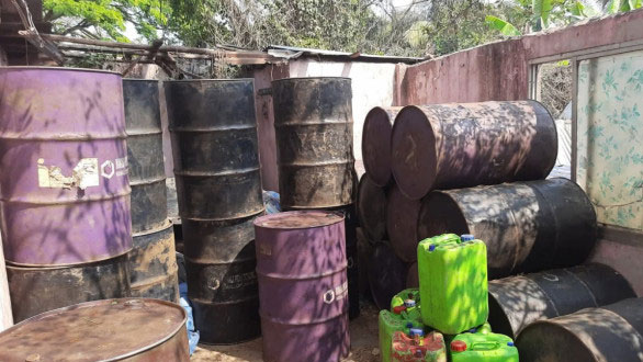 ব্যবসায়ীর মজুত করা আড়াই হাজার লিটার ডিজেল জব্দ, সরকারি দামে বিক্রি